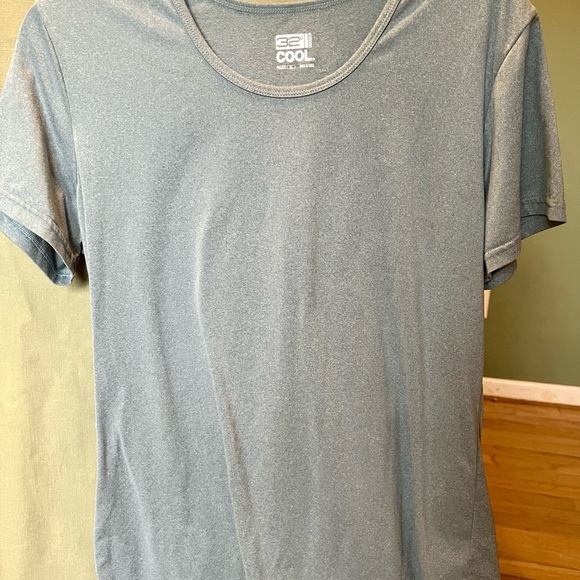 “32 Degrees Cool” XL Sage Green soft tee - Picture 5 of 5